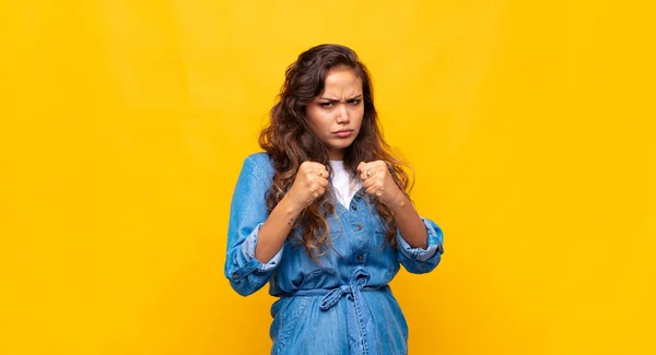 Femme Confiante Colère Forte Agressive Avec Les Poings Prêts Battre — Photo