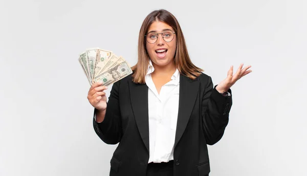 Mujer Joven Con Billetes Sintiéndose Feliz Sorprendida Alegre Sonriendo Con — Foto de Stock