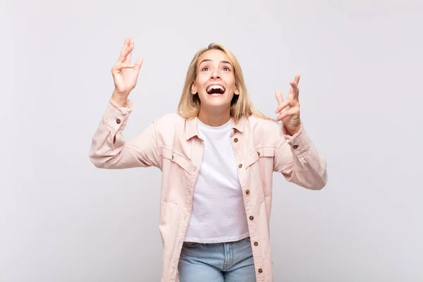 Vrouw Die Zich Gelukkig Verbaasd Gelukkig Verrast Voelt Viert Overwinning — Stockfoto