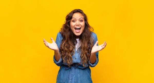 Mulher Sentindo Chocado Animado Rindo Surpreso Feliz Por Causa Uma — Fotografia de Stock