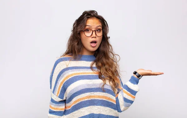 Woman Looking Surprised Shocked Jaw Dropped Holding Object Open Hand — Stock Photo, Image