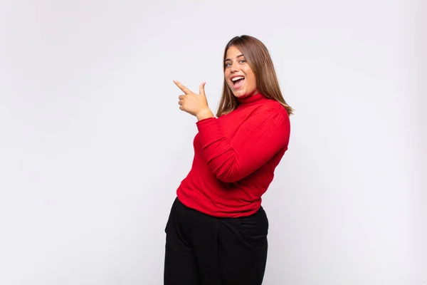 Giovane Donna Bionda Che Sembra Eccitata Sorpresa Indicando Lato Verso — Foto Stock