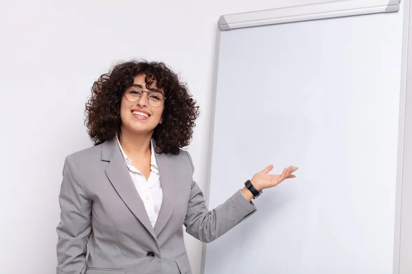 Árabe Bonita Mujer Con Una Pizarra Blanca Concepto Negocio —  Fotos de Stock