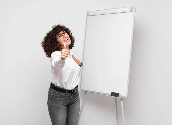 Mulher Sentindo Orgulhosa Despreocupada Confiante Feliz Sorrindo Positivamente Com Polegares — Fotografia de Stock