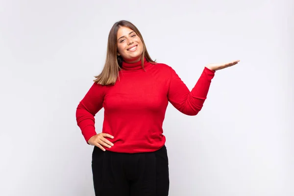 Joven Rubia Sonriendo Sintiéndose Segura Exitosa Feliz Mostrando Concepto Idea — Foto de Stock