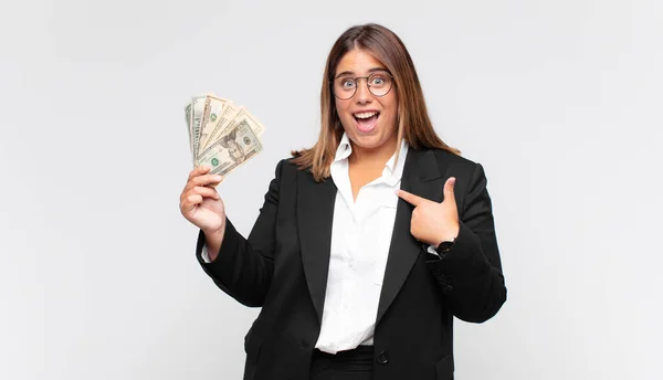 Mujer Joven Con Billetes Sintiéndose Feliz Sorprendida Orgullosa Señalándose Misma — Foto de Stock