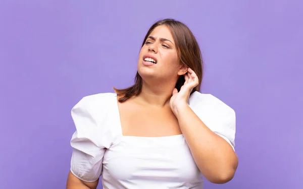 Giovane Donna Bionda Sensazione Stress Frustrazione Stanchezza Strofinando Collo Doloroso — Foto Stock