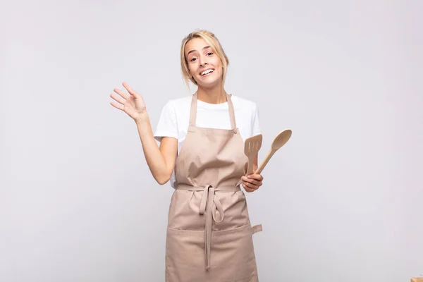 Junge Köchin Lächelt Glücklich Und Fröhlich Winkt Mit Der Hand — Stockfoto