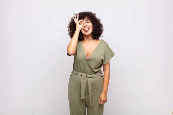 Mulher Sorrindo Feliz Com Cara Engraçada Brincando Olhando Através Espião — Fotografia de Stock