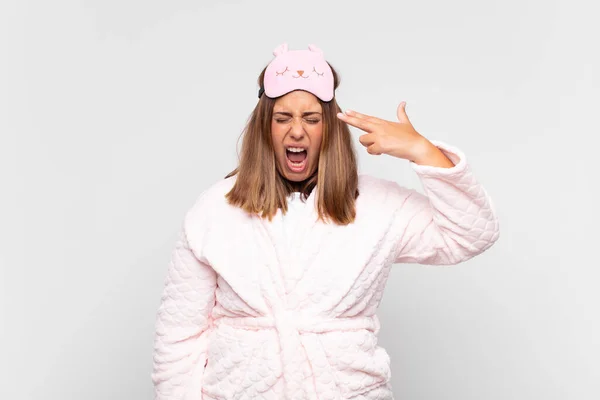 Ung Kvinna Bär Pyjamas Ser Olycklig Och Stressad Självmord Gest — Stockfoto