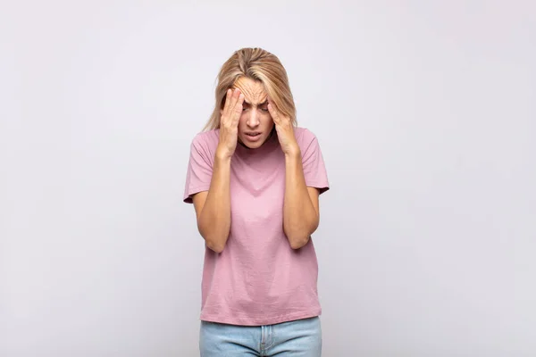 Mulher Olhando Estressado Frustrado Trabalhando Sob Pressão Com Uma Dor — Fotografia de Stock