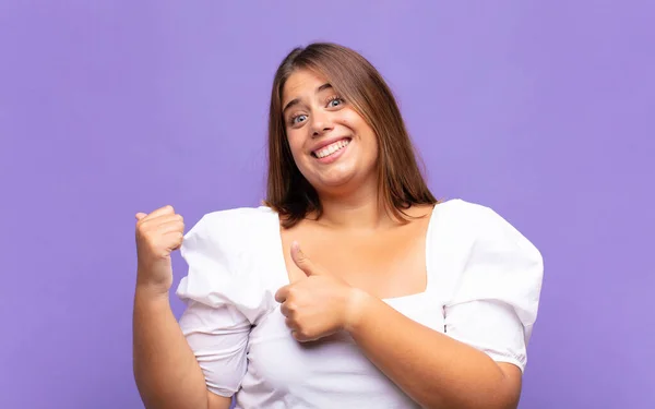 Young Blonde Woman Smiling Cheerfully Casually Pointing Copy Space Side — Stock Photo, Image