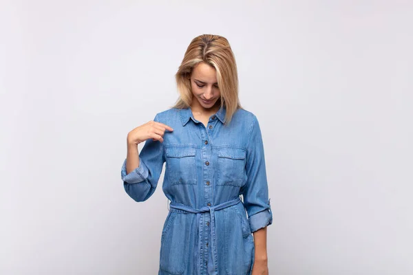 Mujer Sonriendo Alegre Casualmente Mirando Hacia Abajo Señalando Hacia Pecho —  Fotos de Stock