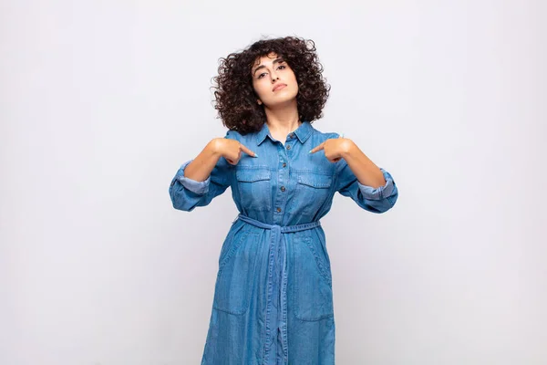 Vrouw Zoek Trots Positief Casual Wijzen Naar Borst Met Beide — Stockfoto