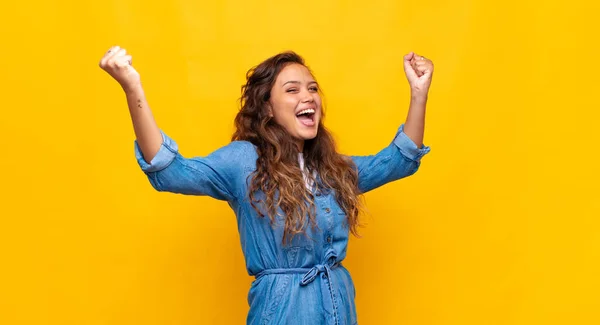 Frau Schreit Triumphierend Sieht Aus Wie Eine Aufgeregte Glückliche Und — Stockfoto