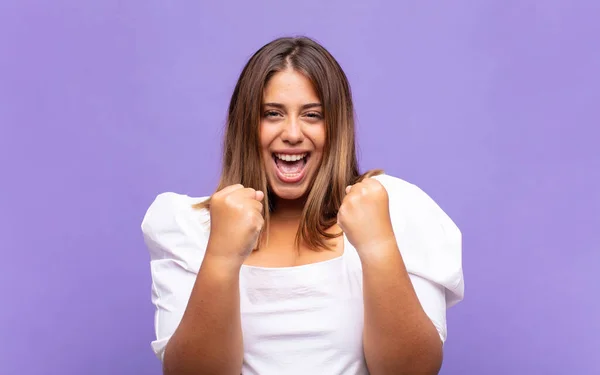 Giovane Donna Bionda Che Grida Trionfalmente Ride Sente Felice Eccitato — Foto Stock