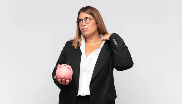 Jovem Com Banco Piggy Sentindo Estressado Ansioso Cansado Frustrado Puxando — Fotografia de Stock