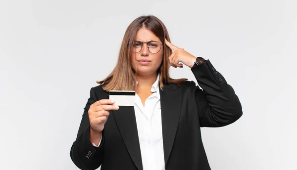 Mladá Žena Kreditní Kartou Pocit Zmatku Zmatku Ukazující Jste Blázen — Stock fotografie