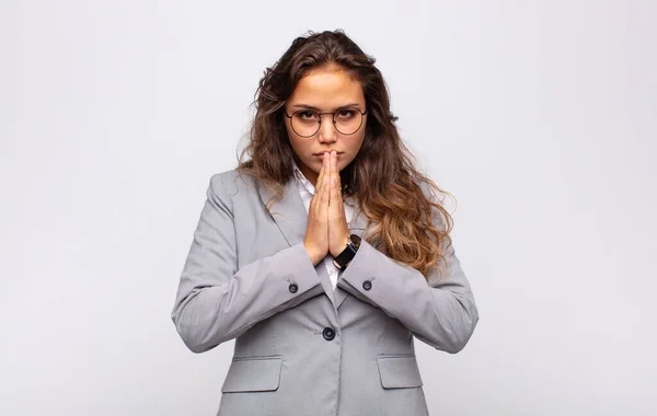 Mulher Sentindo Preocupada Esperançosa Religiosa Orando Fielmente Com Palmas Pressionadas — Fotografia de Stock