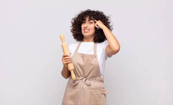 Jovem Mulher Bonita Chef Sentindo Confuso Perplexo Mostrando Que Você — Fotografia de Stock