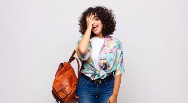 Kadın gülüyor ve alnına şaplak atıyor. Unuttum ya da aptalca bir hataydı.