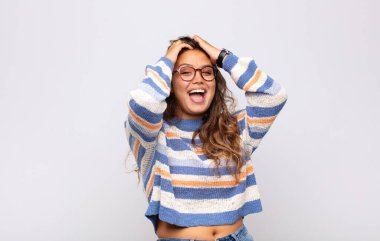 Kadın el ele tutuşuyor, ağzı açık, son derece şanslı, şaşırmış, heyecanlı ve mutlu hissediyor.