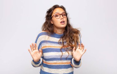 Kadın gergin, endişeli ve endişeli görünüyor. Benim hatam olmadığını söylüyor. Yoksa ben yapmadım.