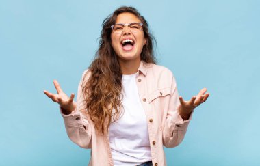 Kadın öfkeyle bağırıyor, stresli hissediyor ve ellerini havaya kaldırıp neden ben diye bağırıyor.