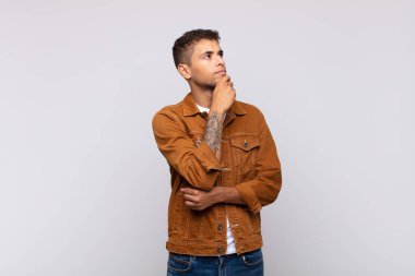  Düşünceli hissetmek, merak etmek ya da hayal etmek, hayal kurmak ve uzayı kopyalamak için yukarı bakmak.