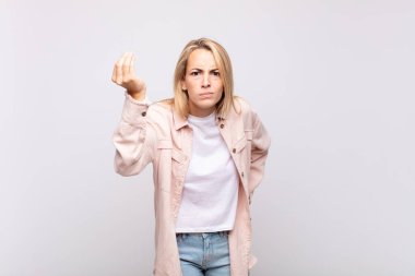 Kapiş ya da para yapan kadın, sana borçlarını ödemeni söylüyor.!