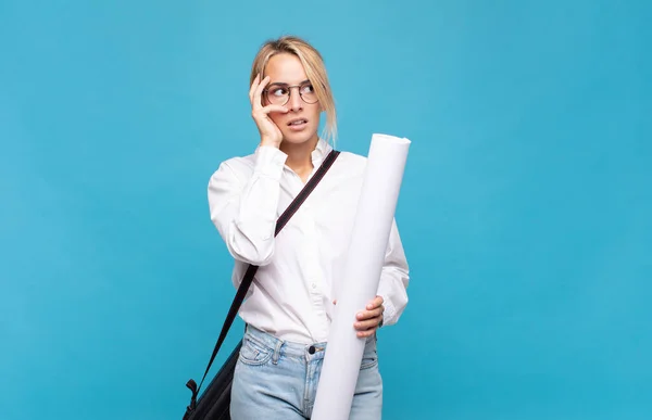 Junge Architektin Gelangweilt Frustriert Und Schläfrig Nach Einer Ermüdenden Langweiligen — Stockfoto