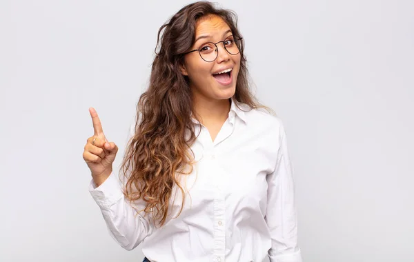 Mulher Sentindo Como Gênio Feliz Animado Depois Perceber Uma Ideia — Fotografia de Stock