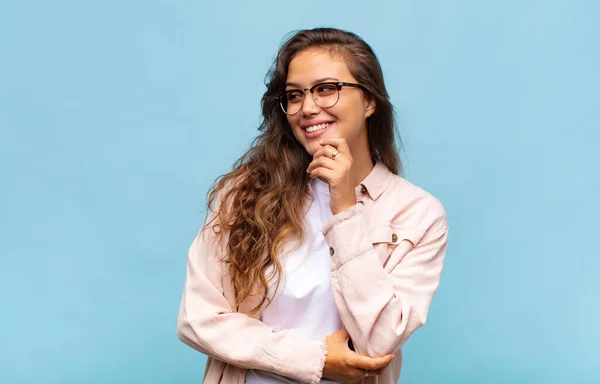 Vrouw Glimlachend Met Een Gelukkige Zelfverzekerde Uitdrukking Met Hand Kin — Stockfoto