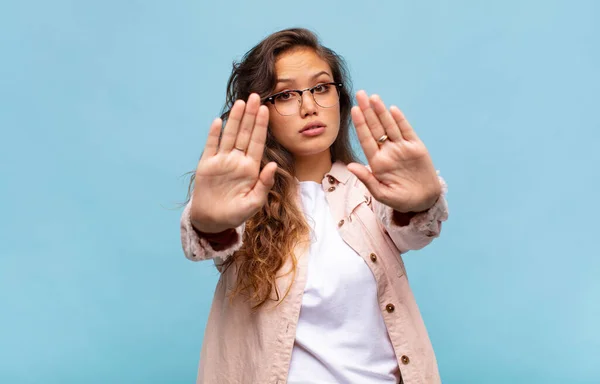 Vrouw Die Serieus Ongelukkig Boos Ontevreden Uitziet Verbiedt Toegang Zegt — Stockfoto