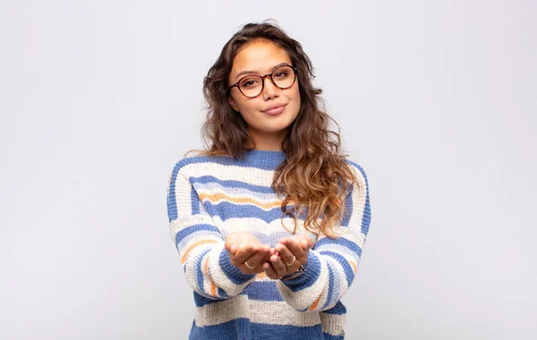 Mulher Sorrindo Feliz Com Amigável Confiante Olhar Positivo Oferecendo Mostrando — Fotografia de Stock