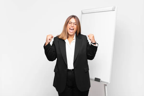 Kvinnan Känner Sig Lycklig Positiv Och Framgångsrik Firar Seger Prestationer — Stockfoto