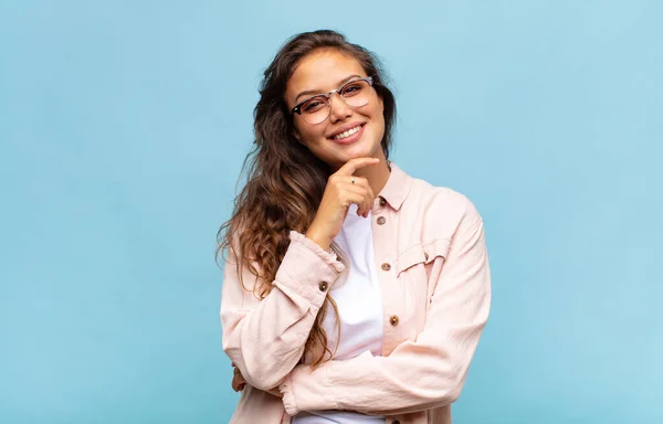 Mulher Olhando Feliz Sorrindo Com Mão Queixo Perguntando Fazer Uma — Fotografia de Stock