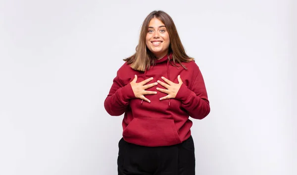 Mujer Rubia Joven Mirando Feliz Sorprendido Orgulloso Emocionado Apuntando Mismo — Foto de Stock