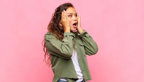 Woman Feeling Happy Excited Surprised Looking Side Both Hands Face — Stock Photo, Image