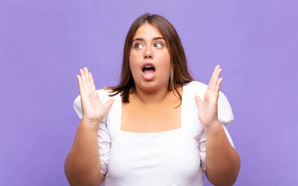 Young Blonde Woman Looking Shocked Astonished Jaw Dropped Surprise Realizing — Stock Photo, Image