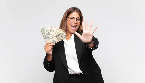 Mujer Joven Con Billetes Sonriendo Mirando Amigable Mostrando Número Cinco — Foto de Stock