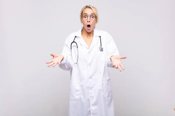 Genç Kadın Doktor Şok Olmuş Şaşırmış Endişeli Panik Içinde Stresli — Stok fotoğraf
