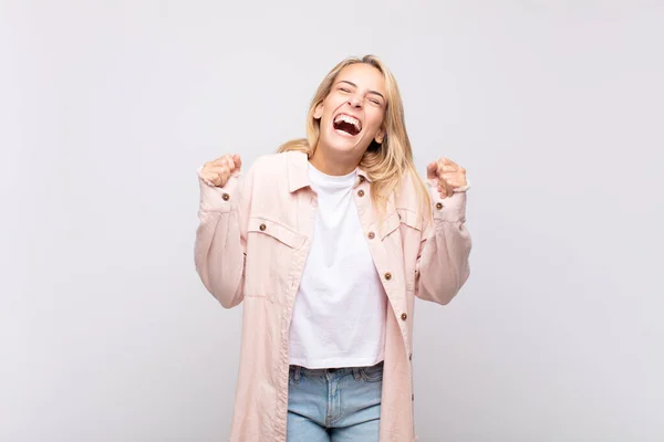 Mujer Que Parece Extremadamente Feliz Sorprendida Celebrando Éxito Gritando Saltando —  Fotos de Stock