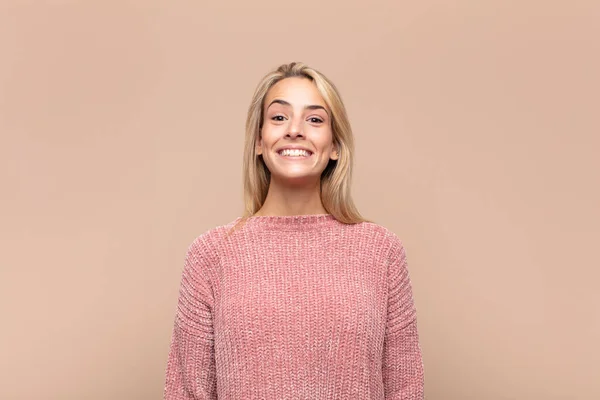 Mulher Olhando Feliz Pateta Com Largo Divertido Louco Sorriso Olhos — Fotografia de Stock