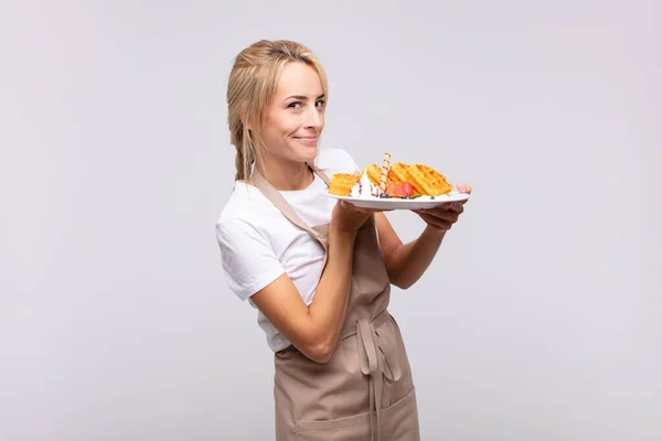 Genç Güzel Sarışın Fırıncı Kadın Waffle Konsepti — Stok fotoğraf