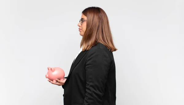 Jovem Com Banco Porquinho Visão Perfil Olhando Para Copiar Espaço — Fotografia de Stock