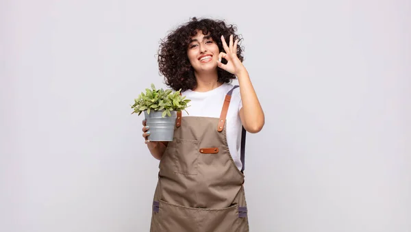 Νεαρή Κηπουρός Γυναίκα Αισθάνεται Ευτυχισμένη Χαλαρή Και Ικανοποιημένη Δείχνοντας Έγκριση — Φωτογραφία Αρχείου