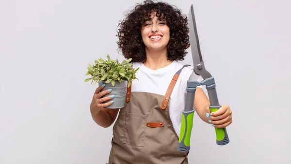 Tukang Kebun Wanita Cantik Arab Dengan Gunting Pemangkas — Stok Foto