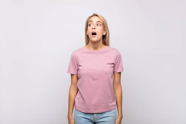 Mujer Sintiéndose Conmocionada Feliz Asombrada Sorprendida Mirando Lado Con Boca — Foto de Stock