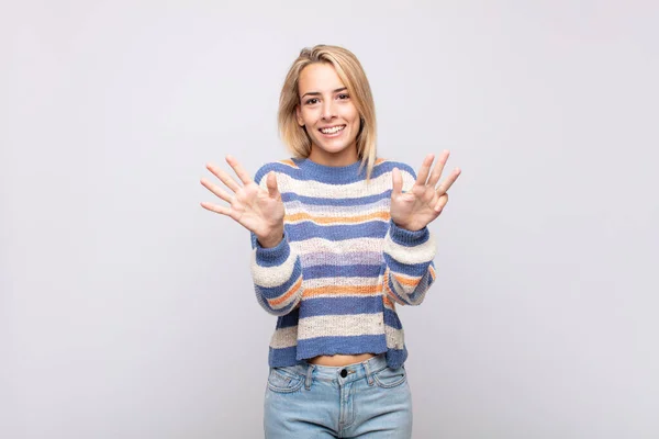 Mujer Sonriendo Mirando Amigable Mostrando Número Nueve Noveno Con Mano — Foto de Stock